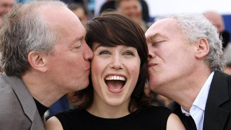Luc et Jean-Pierre Dardenne avec Arta Dobroshi sur le photocall de leur film Le Silence de Lorna © AFP