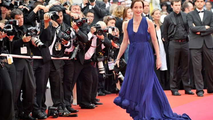 Kristin Scott Thomas, Climbing Steps of the film Lorna's Silence © AFP