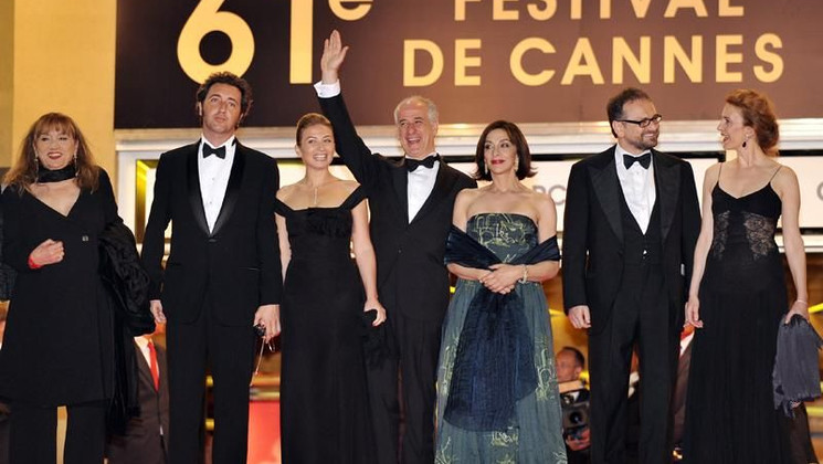 Piera Degli Esposti, Paolo Sorrentino and his wife, Toni Servillo and his wife, Massimo Popolizio and Anna Bonaiuto, Montée des Marches du film Il Divo © AFP