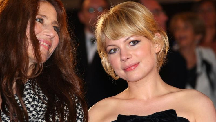 Catherine Keener and Michelle Williams, Climbing of the Steps of the film Synecdoche, New York © AFP