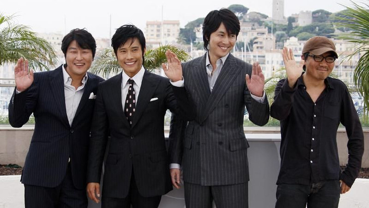 Song Kang-Ho, Lee Byung-Huiren, Jung Woo-Sung and Kim Jee-Woon, Photocall of the film The Good, the Bad, the Weird © AFP