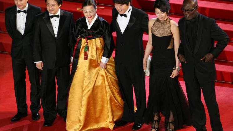 South-Korean director Chan-Wook Park, Kim Ok-Vin, Kim Hae-Sook, Song Kang-Ho and Shin Ha-Kyun © AFP © AFP
