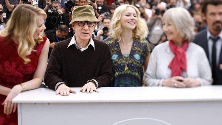 L'équipe du film You will meet a Tall Dark Stranger - Photocall © AFP