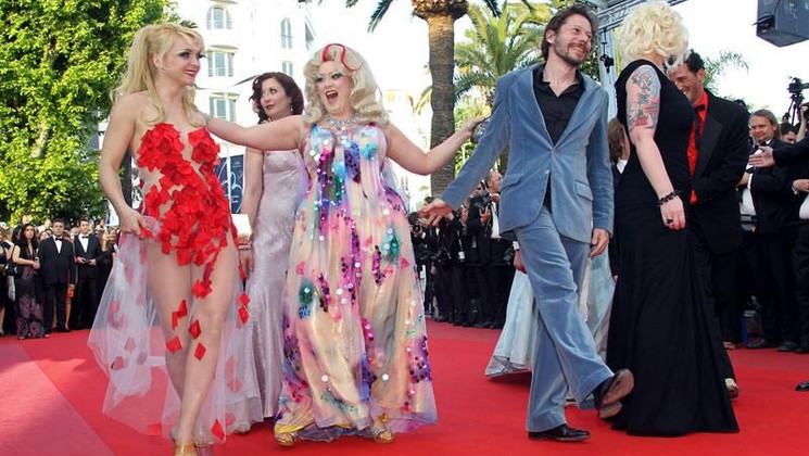 L'équipe du film Tournée - Montée des marches © AFP