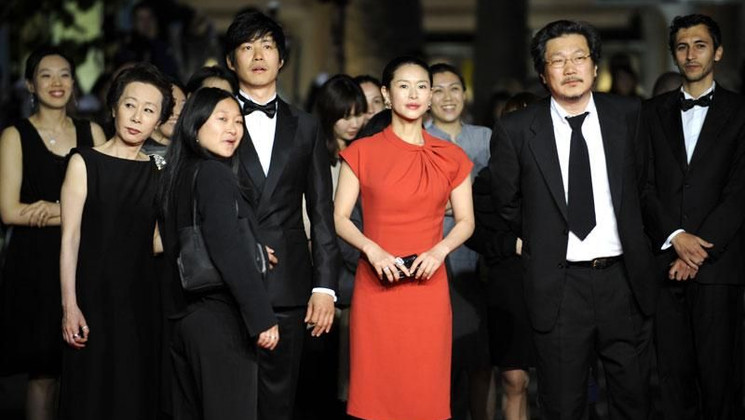 Equipe du film - Montée des marches - Hahaha © AFP