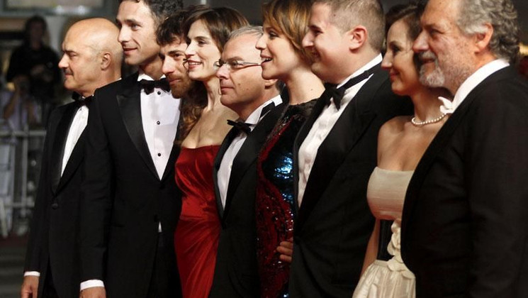 Equipe du film - Montée des marches - La Nostra Vita © AFP