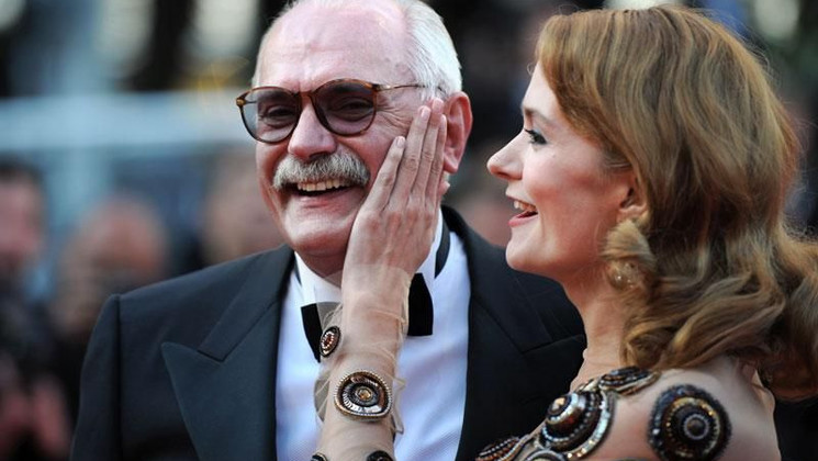 N. Mikhalkov,  N. Mihalkova - Montée des marches - Utomlyonnye Solntsem 2 : Predstoyanie © AFP