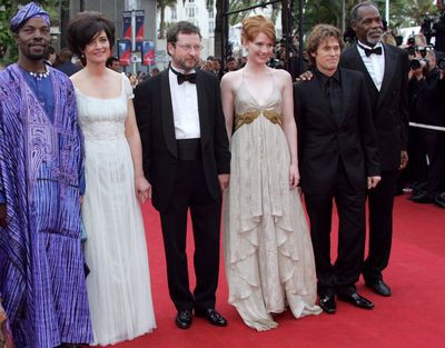 La montée des marches de l'équipe du film "Manderlay"