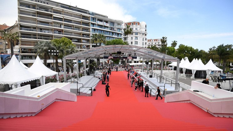 Installing the Red Carpet © Loic Venance/AFP
