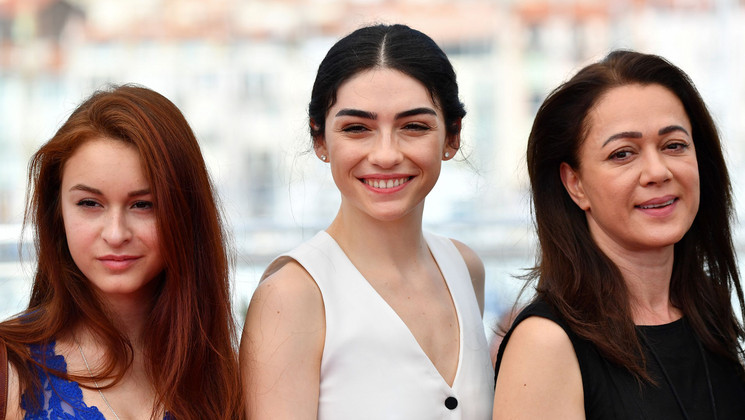 Asena Keskinci, Hazar Erguclu, Bennu Yildirimlar - Ahlat Agacı (Le Poirier sauvage) © Alberto Pizzoli/AFP