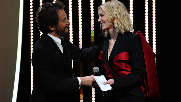 Cate Blanchett and Master of Ceremonies Edouard Baer © Alberto Pizzoli/AFP