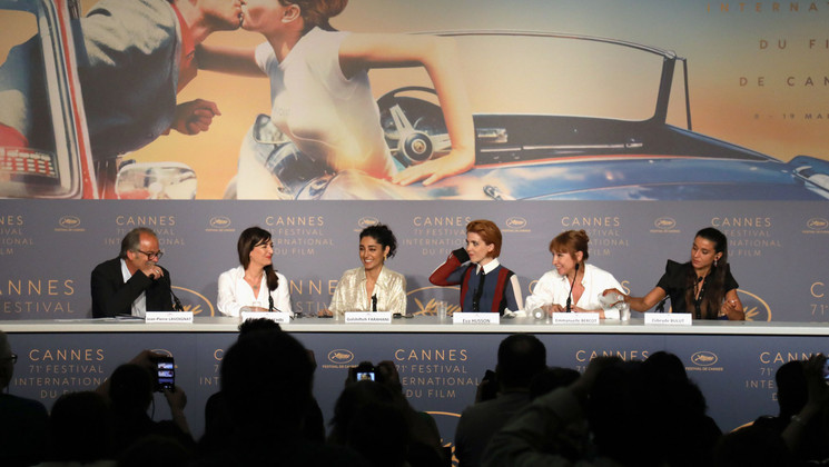 Équipe du film Les Filles du soleil © François Silvestre De Sacy /FDC