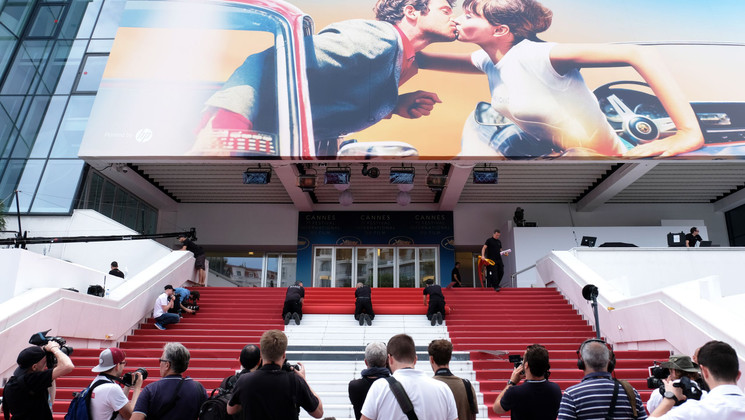 Mise en place du tapis rouge © Mathilde Petit/FDC