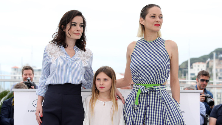 Vanessa Filho,  Ayline Aksoy-Etaix,  Marion Cotillard -  Gueule d'ange © Mathilde Petit /FDC