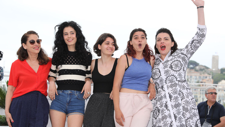 Team of the film Mon tissu préféré (My Favorite Fabric) © Mathilde Petit /FDC