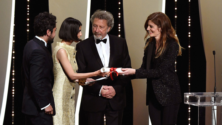 Solmaz Panahi et Panah Panahi - Prix du scénario ex-æquo - Se Rokh (3 Visages) avec Chiara Mastroianni, Robert Guédiguian © Alberto Pizzoli/AFP