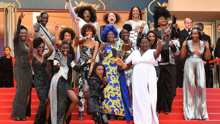 Le collectif des 16 femmes co-auteures du livre "Noire n'est pas mon métier" © Alberto Pizzoli/AFP