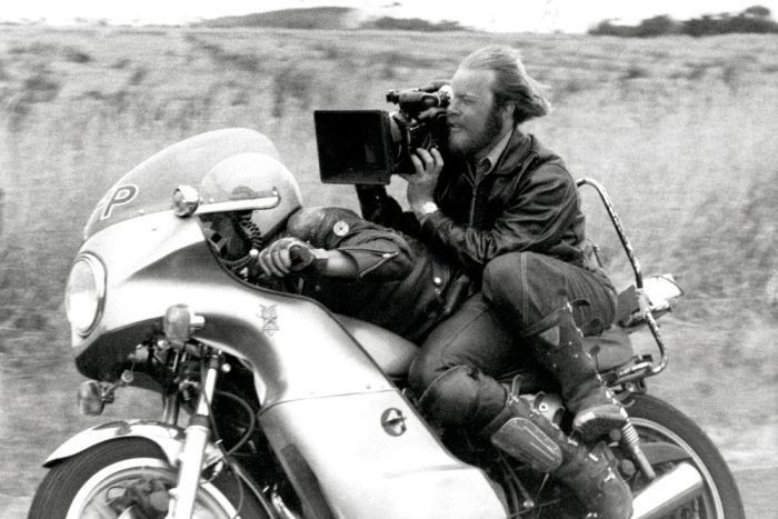 George Miller sur le tournage de Mad Max - 1979 © DR