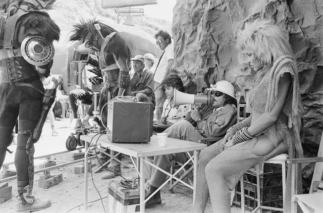George Miller et Tina Turner sur le tournage de Mad Max : Au-delà du dôme du tonnerre (Mad Max Beyond Thunderdome) - 1985 © DR
