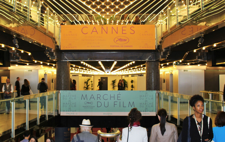 Entrée du Palais des Festivals, le Festival et son Marché accueillent les festivaliers