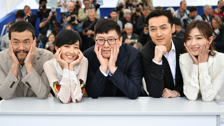 Diao Yinan et l'équipe du film Nan Fang Che Zhan De Ju Hui ( Le Lac aux Oies Sauvages ) © Alberto Pizzoli / AFP