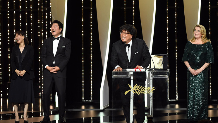 Catherine Deneuve with Bong Joon-Ho - Gisaengchung ( Parasite ), Palme d'Or © Gareth Cattermole / Getty Images