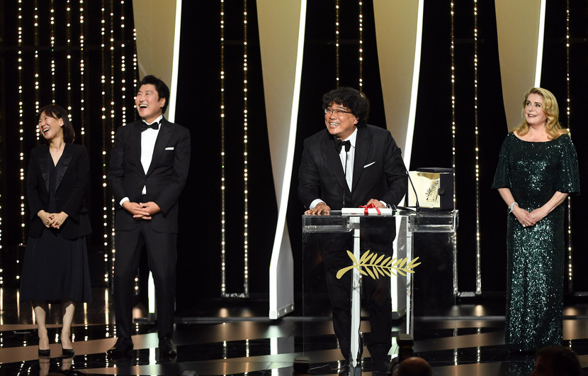 Catherine Deneuve avec Bong Joon-Ho - Gisaengchung ( Parasite ), Palme d'Or © Gareth Cattermole / Getty Images