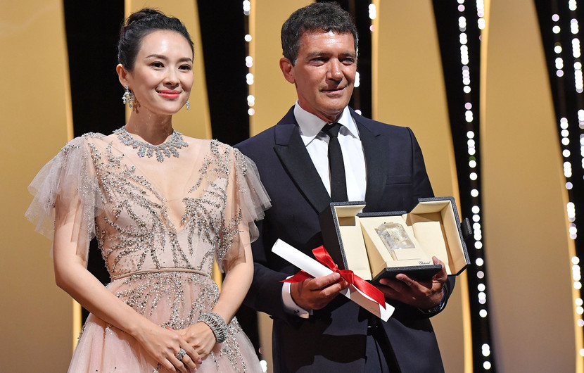 Zhang Ziyi avec Antonio Banderas - Dolor Y Gloria ( Douleur et Gloire ), Prix de la Meilleure Interprétation Masculine © Stéphane Cardinale-Corbis / Getty Images