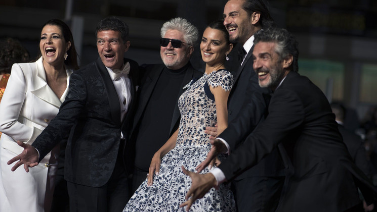 "Bonheur et Gloire": Antonio Banderas, Pedro Almodóvar, Penélope Cruz et l'équipe du film Dolor Y Gloria © Petros Giannakouris – AP Photo