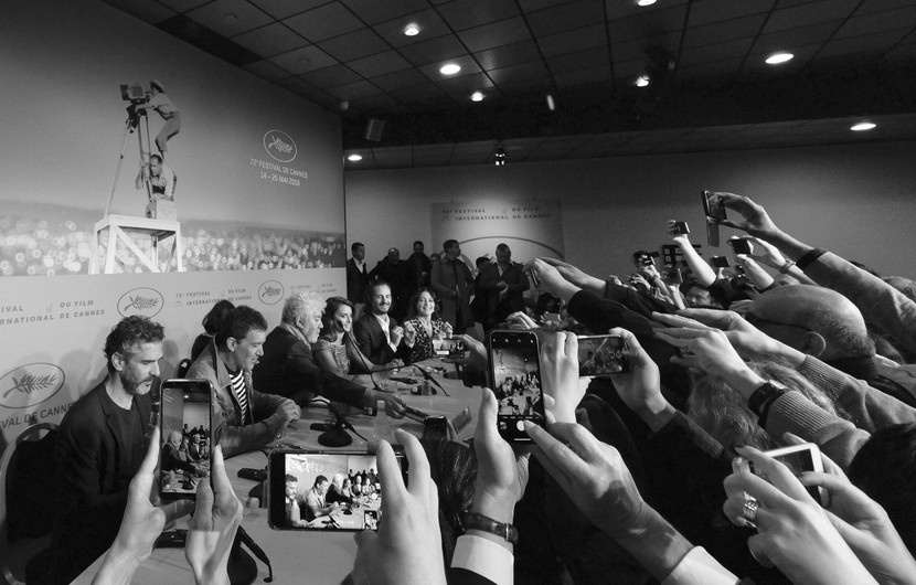 "Smartphone on the verge of a nervous breakdown" © Eliott Chalier