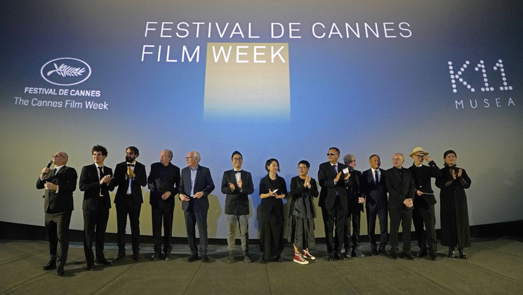 Thierry Frémaux, Adrian Cheng et la famille de Cannes déclarent la première Festival de Cannes Film Week ouverte. © DR