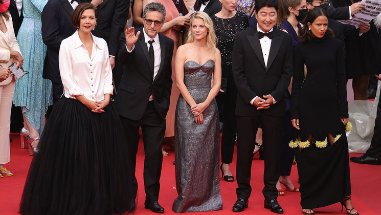 Maggie Gyllenhaal, Kleber Mendonça Filho, Mélanie Laurent, Song Kang-ho et Mati Diop - Membres du Jury des Longs métrages © Andreas Rentz / Getty Images