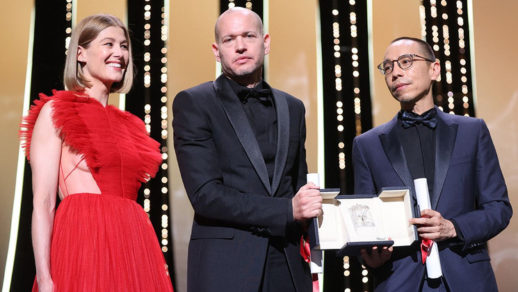 Rosamund Pike, Nadav Lapid (Ha’berech (Ahed’s knee)) and Apichatpong Weerasethakul (Memoria) - Prix du Jury (Ex-æquo) © Valery Hache / AFP