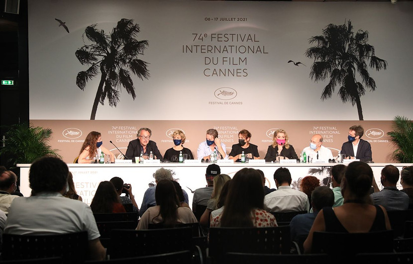 Team of the movie De son vivant (Peaceful) © Valentina Claret / FDC