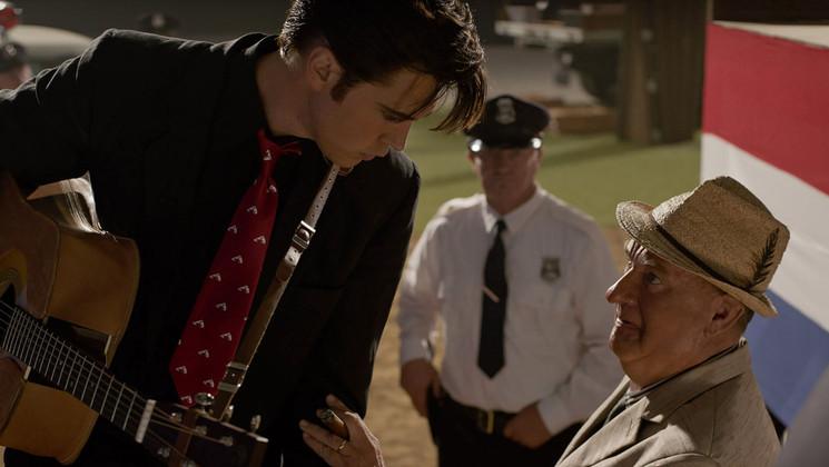 AUSTIN BUTLER en tant qu’Elvis et TOM HANKS en tant que Col. Tom Parker dans le drame “ELVIS” de Warner Bros. Pictures © Photo courtoisie de Warner Bros. Pictures