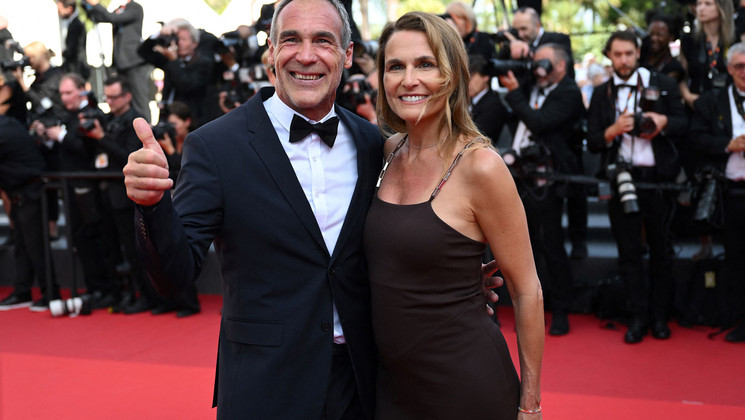 Mike Horn, Kathleen King - Montée des marches Triangle of Sadness (Sans Filtre) © Christophe Simon / AFP