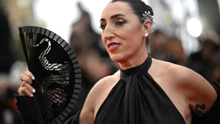 Rossy de Palma (Présidente du Jury de la Caméra d'or) - Montée des marches de Decision to Leave (Heojil Kyolshim) © Loïc Venance / AFP