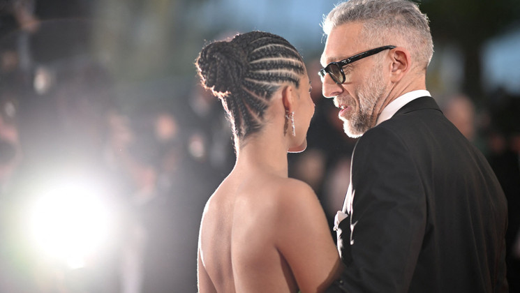 Vincent Cassel, Tina Kunakey - Montée des marches de Crimes of the Future (Les Crimes du Futur) © Loic Venance / AFP