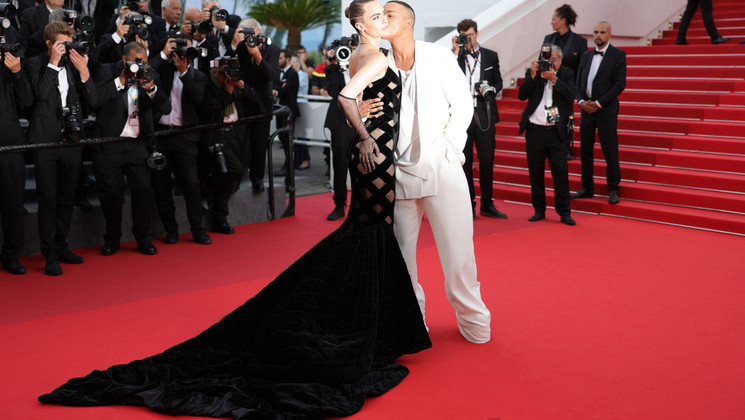 Clara Delevingne, Olivier Rousteing - Montée des marches de la soirée du 75e anniversaire du Festival de Cannes © Valery HACHE / AFP