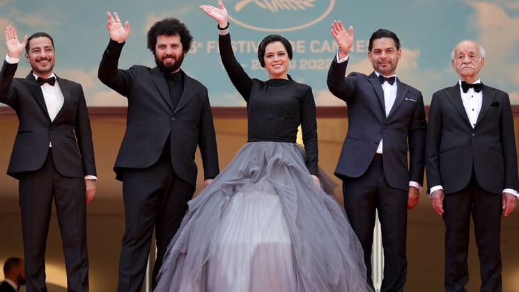 Équipe du film - Montée des marches de Leila's Brothers © Valery HACHE / AFP