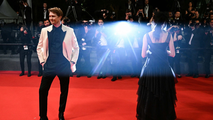 Joe Alwyn, Margaret Qualley - Red Carpet Entrance of Stars at Noon © Christophe Simon / AFP