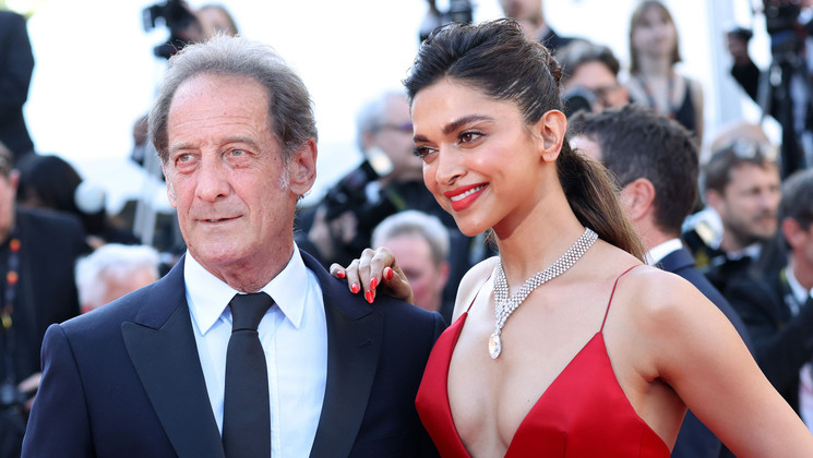 Vincent Lindon & Deepika Padukone - Montée des marches Armageddon Time © Vittorio Zunino Celotto / Getty