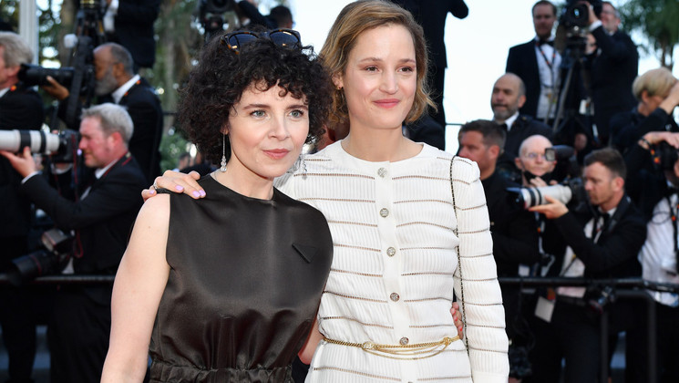 Marie Kreutzer, Vicky Krieps - Montée des marches de Three Thousand Years Of Longing (Trois Mille Ans A T'Attendre) © Dominique Charriau / Getty / WireImage