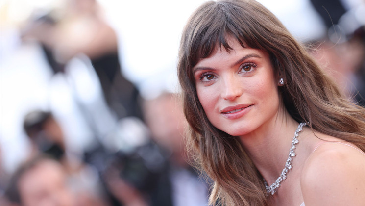 Charlbi Dean - Red Carpet entrance of Triangle of Sadness © Vittorio Zunino Celotto / Getty