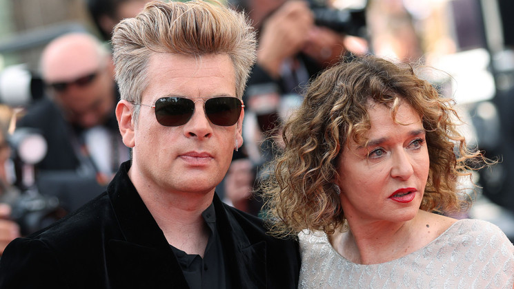 Benjamin Biolay, Valeria Golino - Montée des marches de la soirée du 75e anniversaire du Festival de Cannes © Vittorio Zunino Celotto / Getty