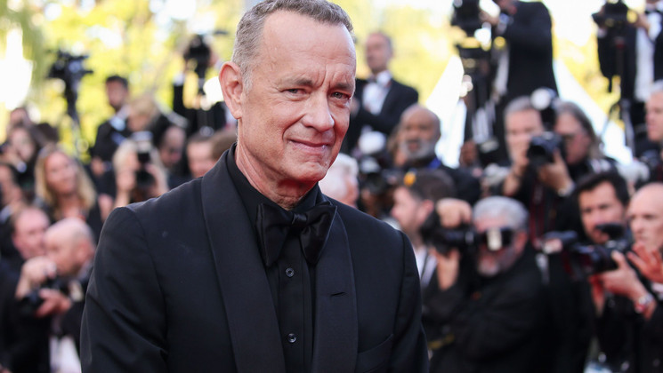 Tom Hanks - Montée des marches Elvis © Gisela Schober / Getty
