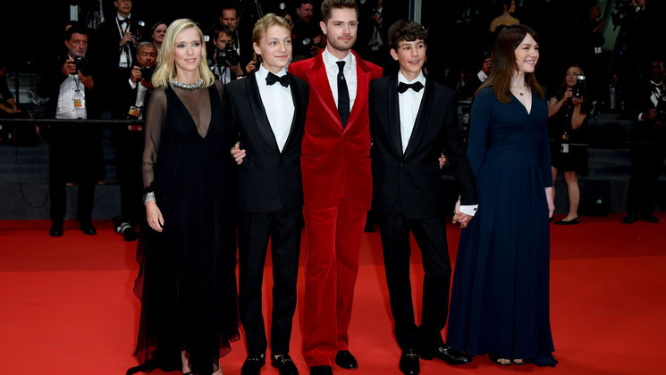 Léa Drucker, Eden Dambrine, Lukas Dhont, Gustav De Waele, Émilie Dequenne - Red carpet entrance of Close © Joe Maher / Getty