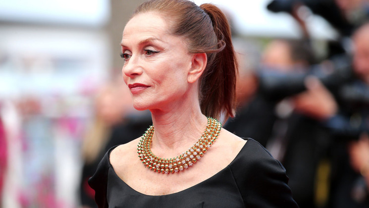 Isabelle Huppert - Montée des marches de la soirée du 75e anniversaire du Festival de Cannes © Gisela Schober / Getty