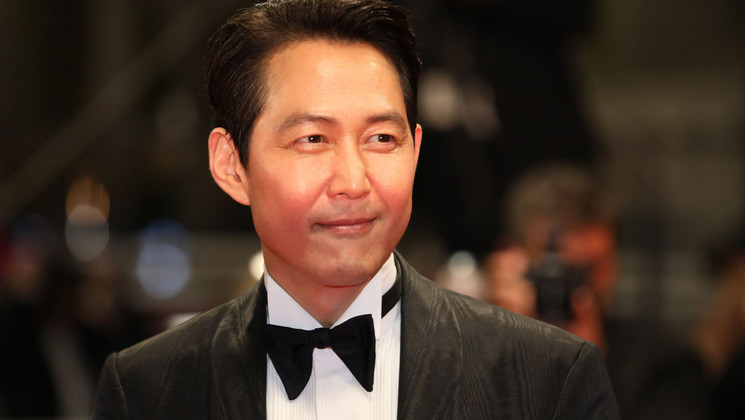 Lee Jung-Jae - Montée des marches HUNT © Maxence Parey / FDC