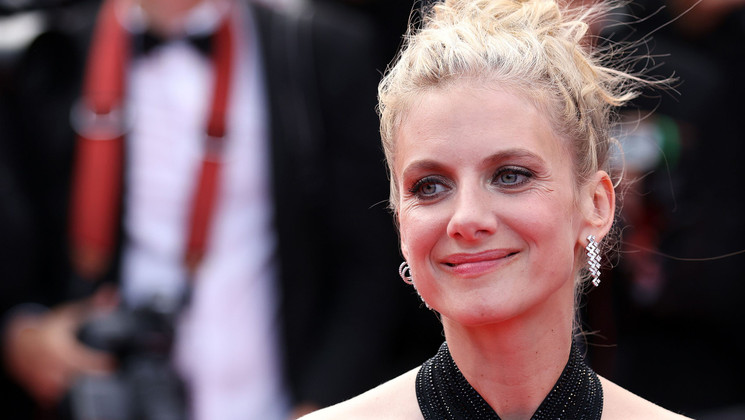 Mélanie Laurent - Montée des marches de la soirée du 75e anniversaire du Festival de Cannes © Vittorio Zunino Celotto / Getty